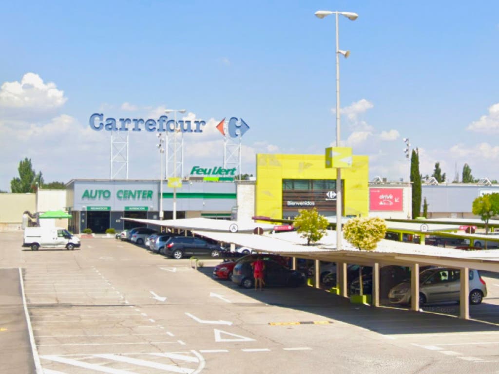 Espectacular robo en el Carrefour de San Fernando de Henares: se llevan un cajero de bitcoin con miles de euros 