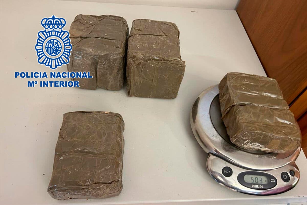 La Policía Nacional desmantela una red de entrega controlada de hachís en Alcalá de Henares 