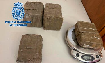 La Policía Nacional desmantela una red de entrega controlada de hachís en Alcalá de Henares 