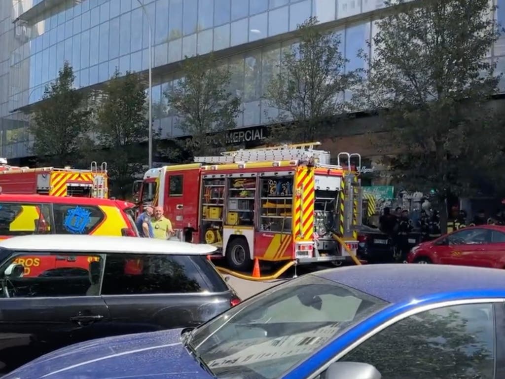 Madrid: Desalojan un centro comercial en la Castellana tras incendiarse un coche híbrido