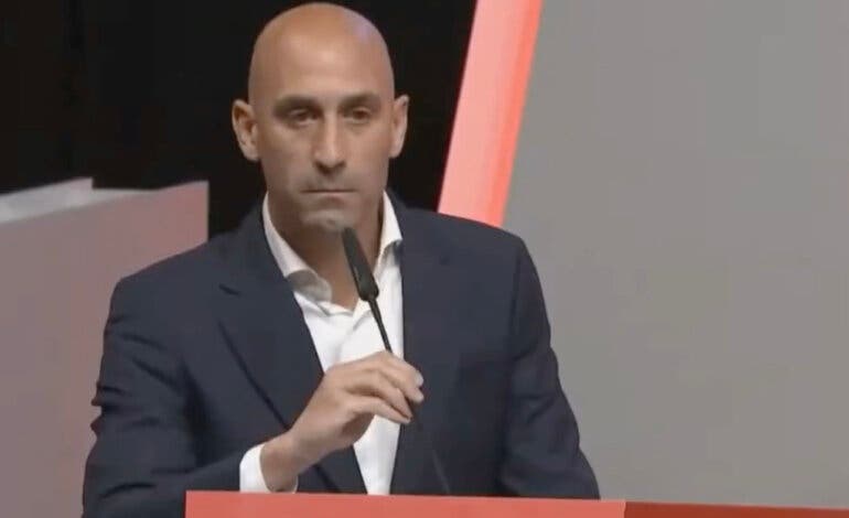 Rubiales finalmente no dimite y dice que el beso fue «consentido» 
