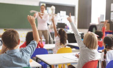 Prohibir los móviles en las aulas y refuerzo en matemáticas y lectura, novedades en educación