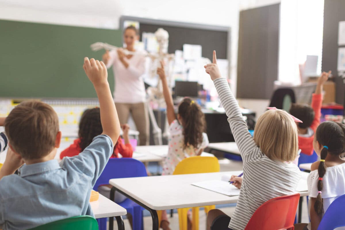 Prohibir los móviles en las aulas y refuerzo en matemáticas y lectura, novedades en educación