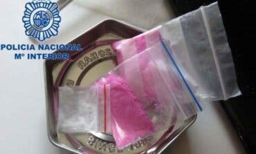 Detenidos cuatro jóvenes en Vallecas con cinco bolsas de cocaína rosa 