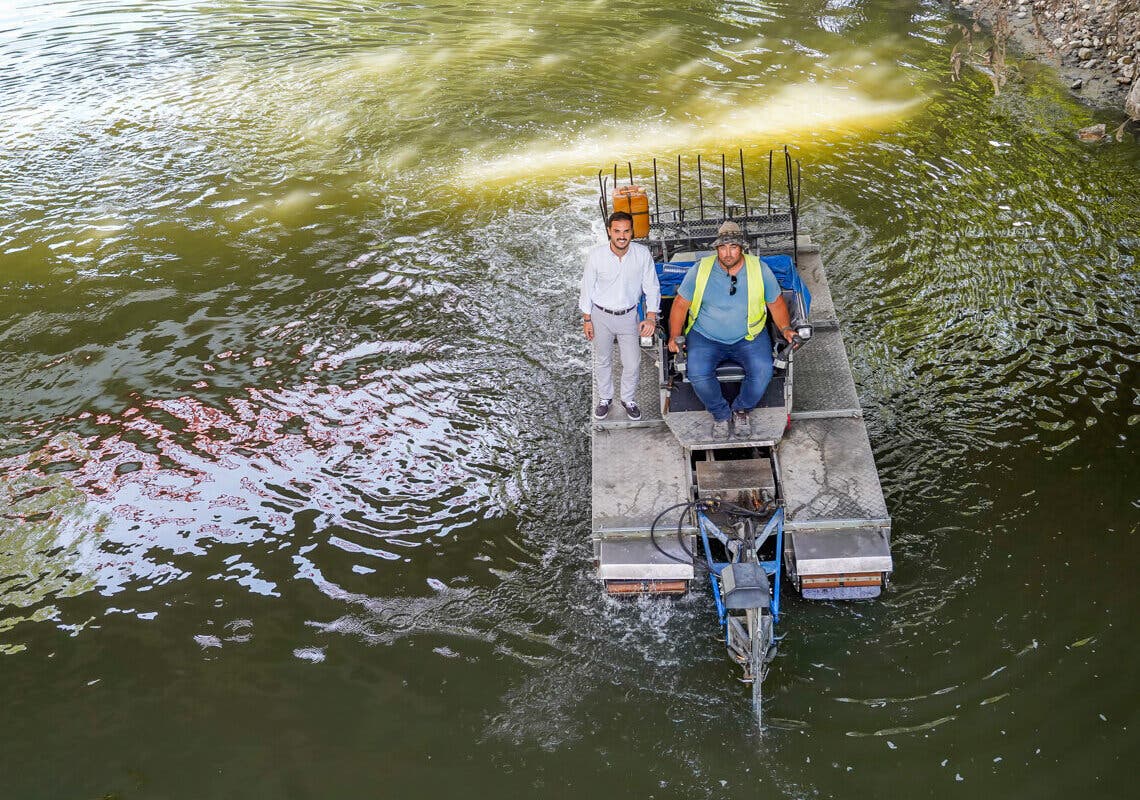 Torrejón: El barco anfibio vuelve al río Henares contra los mosquitos 