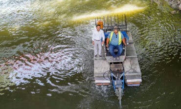 Torrejón: El barco anfibio vuelve al río Henares contra los mosquitos 