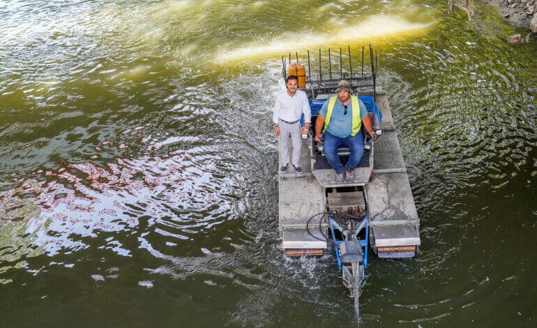 Torrejón: El barco anfibio vuelve al río Henares contra los mosquitos 