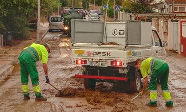 Los servicios de limpieza de Meco se emplean a fondo tras el paso de la DANA