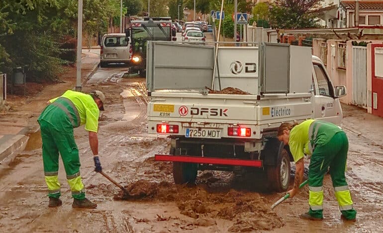 Los servicios de limpieza de Meco se emplean a fondo tras el paso de la DANA