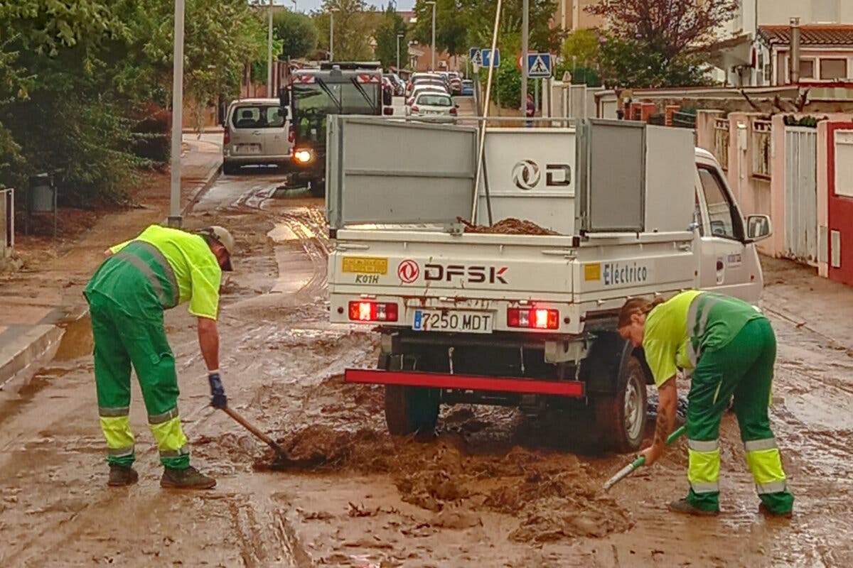 Los servicios de limpieza de Meco se emplean a fondo tras el paso de la DANA