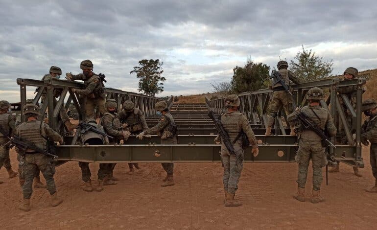 Aldea del Fresno: El Ejército instalará un puente provisional y el Canal distribuye 30.000 litros de agua potable 
