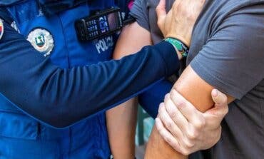 Detenida una pareja en Ciudad Lineal: él intentó lanzarla por la ventana y ella agredió a los agentes