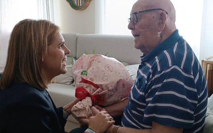 La alcaldesa de Alcalá de Henares visita a un vecino que cumple 105 años 