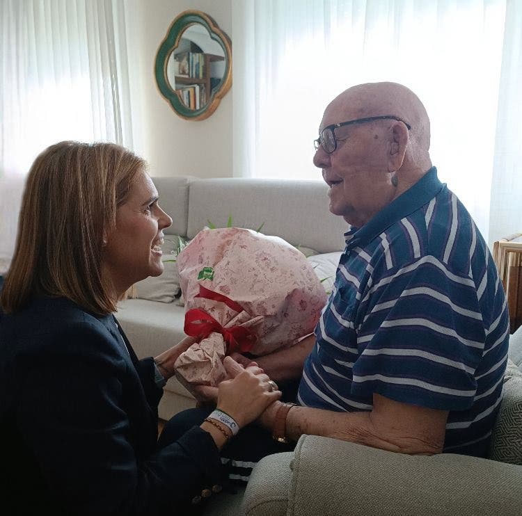 La alcaldesa de Alcalá de Henares visita a un vecino que cumple 105 años 