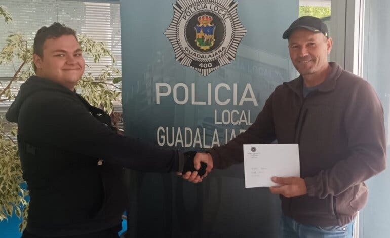 Guadalajara: Un joven entrega a la Policía 2.000 euros que encontró en la calle 