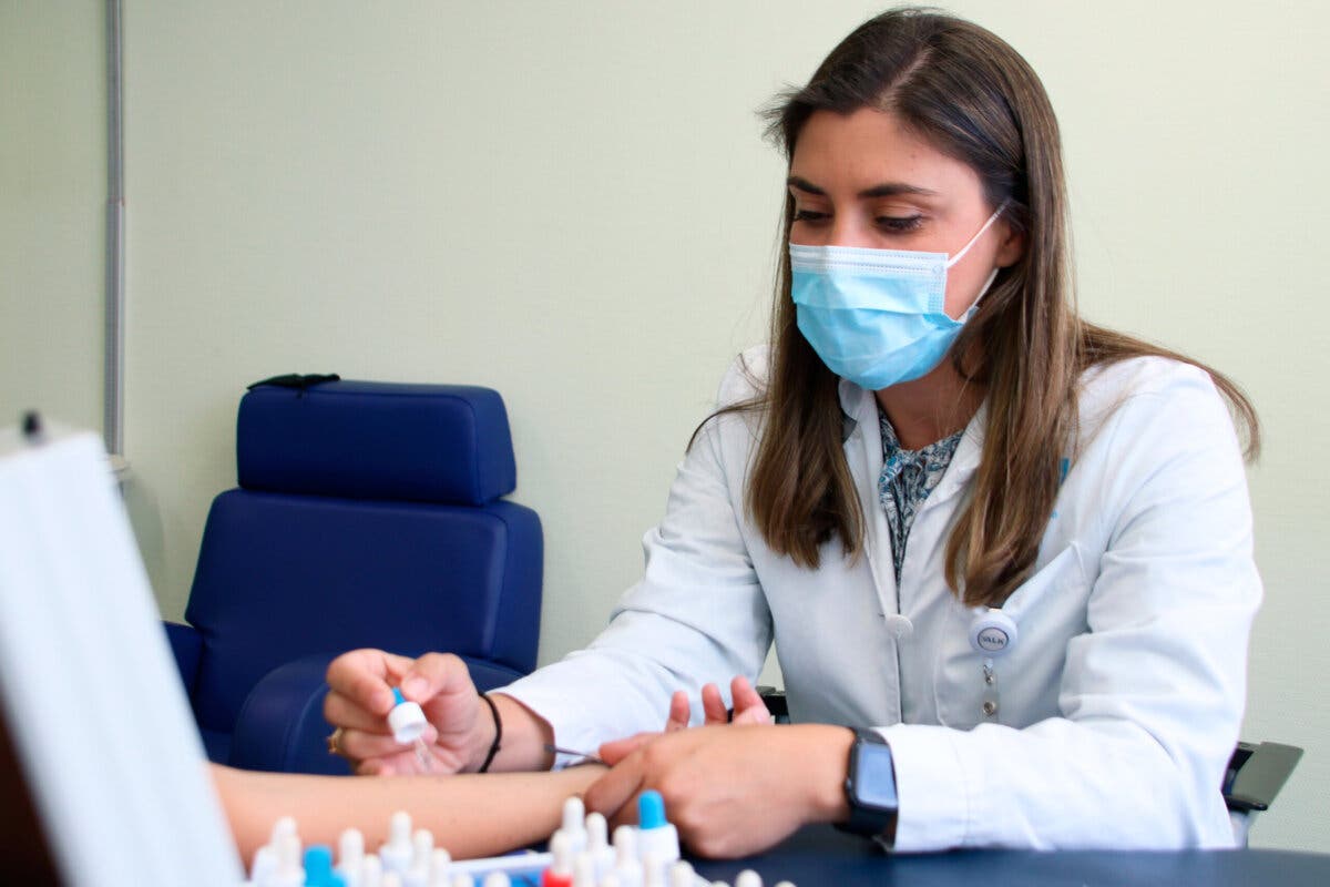 Especialistas del Hospital de Torrejón explican qué hay detrás de las «alergias al sol y al sudor»