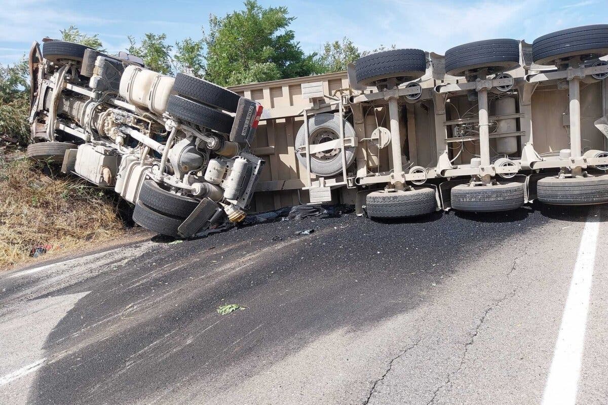 Guadalajara: Aparatoso vuelco de un camión que transportaba grava en la CM-110