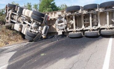 Guadalajara: Aparatoso vuelco de un camión que transportaba grava en la CM-110