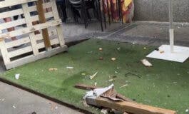 Un coche pierde el control y arrolla a varias personas en la terraza de un bar de Usera