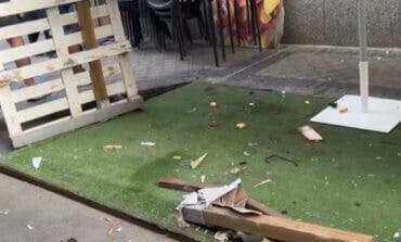 Un coche pierde el control y arrolla a varias personas en la terraza de un bar de Usera