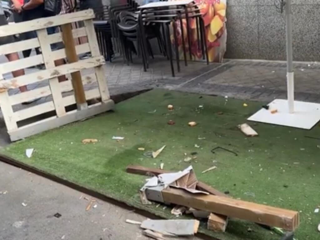 Un coche pierde el control y arrolla a varias personas en la terraza de un bar de Usera