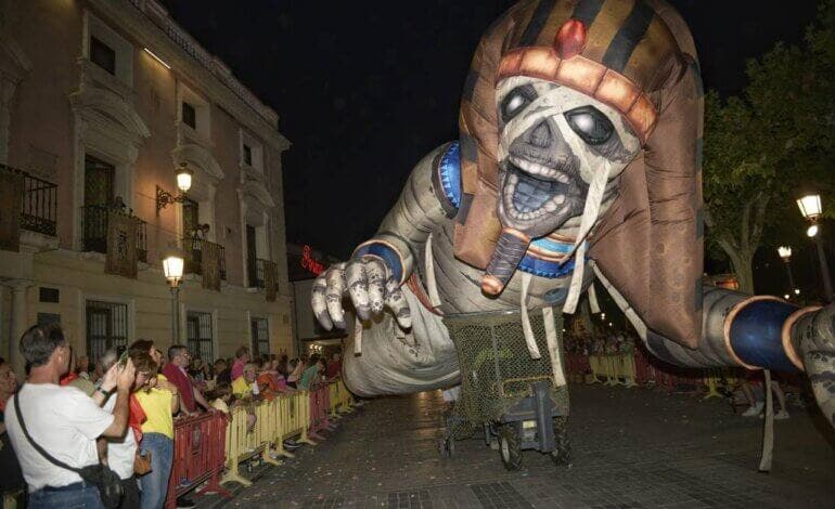 Alcalá cierra el Recinto Ferial y suspende el desfile de carrozas y los fuegos por la tormenta