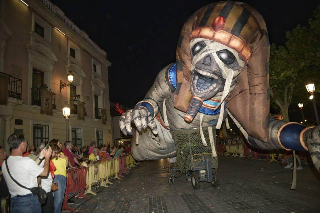 Alcalá cierra el Recinto Ferial y suspende el desfile de carrozas y los fuegos por la tormenta