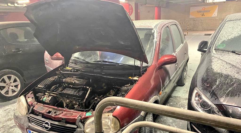 Se incendia un coche en el parking subterráneo de Alcalá Magna