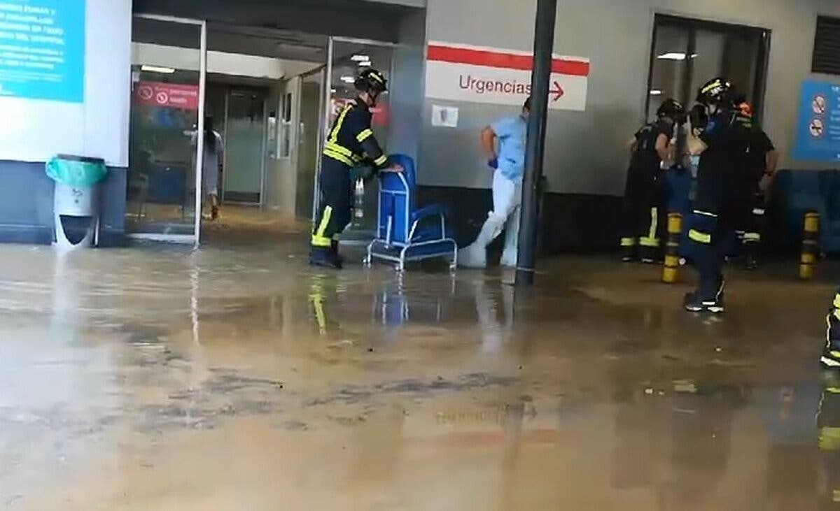Las Urgencias de La Paz, inundadas por la rotura de una tubería en unas obras del Metro