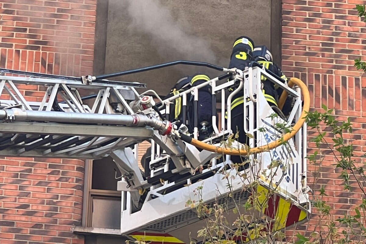 Muere un hombre y otro resulta grave en un incendio en Puente de Vallecas