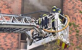 Muere un hombre y otro resulta grave en un incendio en Puente de Vallecas