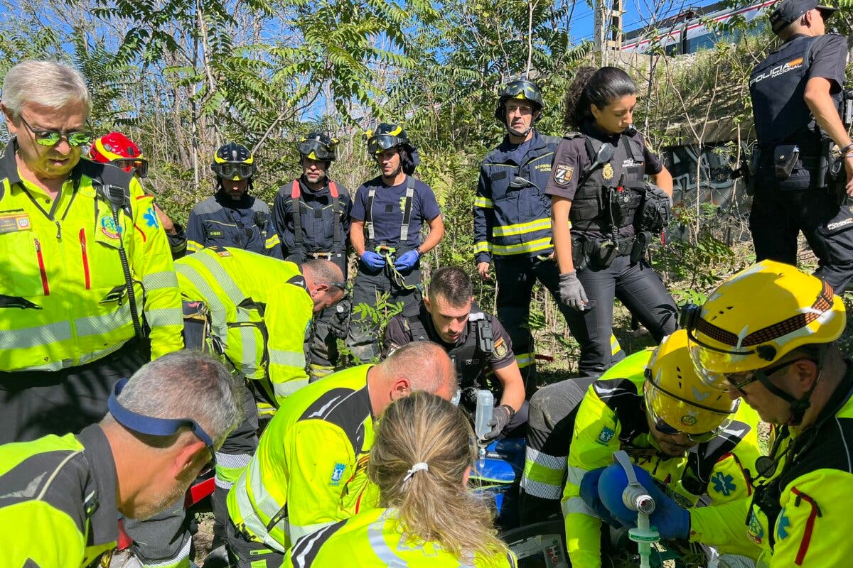 Muy grave un hombre tras ser golpeado por un tren de Cercanías cuando caminaba junto a las vías en Villaverde