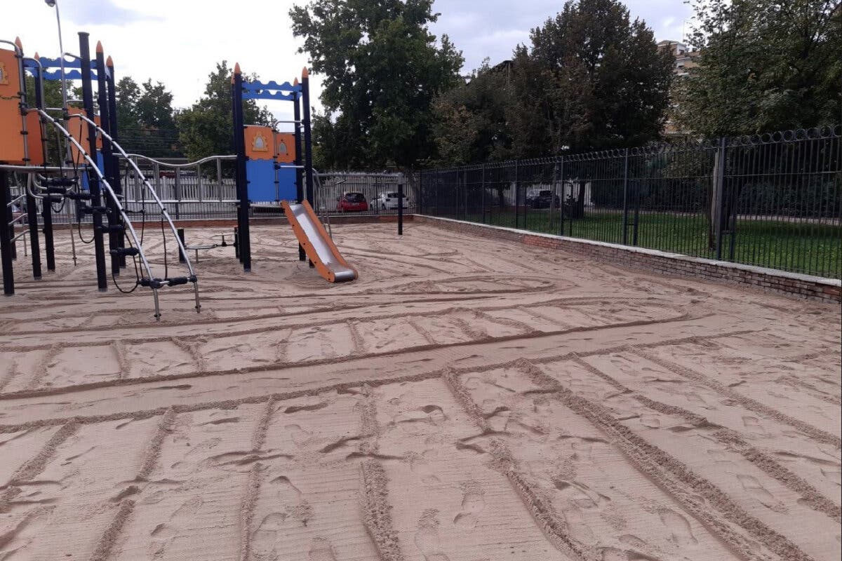 Alcalá de Henares pone en marcha un nuevo plan de cribado de la arena de las áreas de juego infantiles