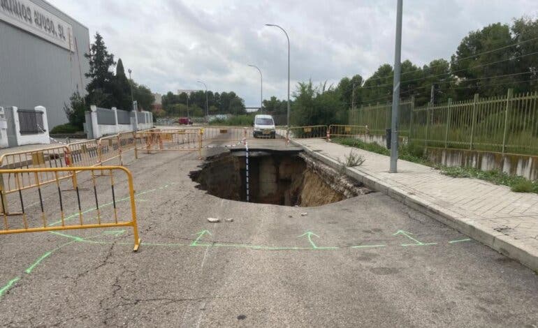 Coslada comienza a reparar un enorme socavón provocado por las lluvias 