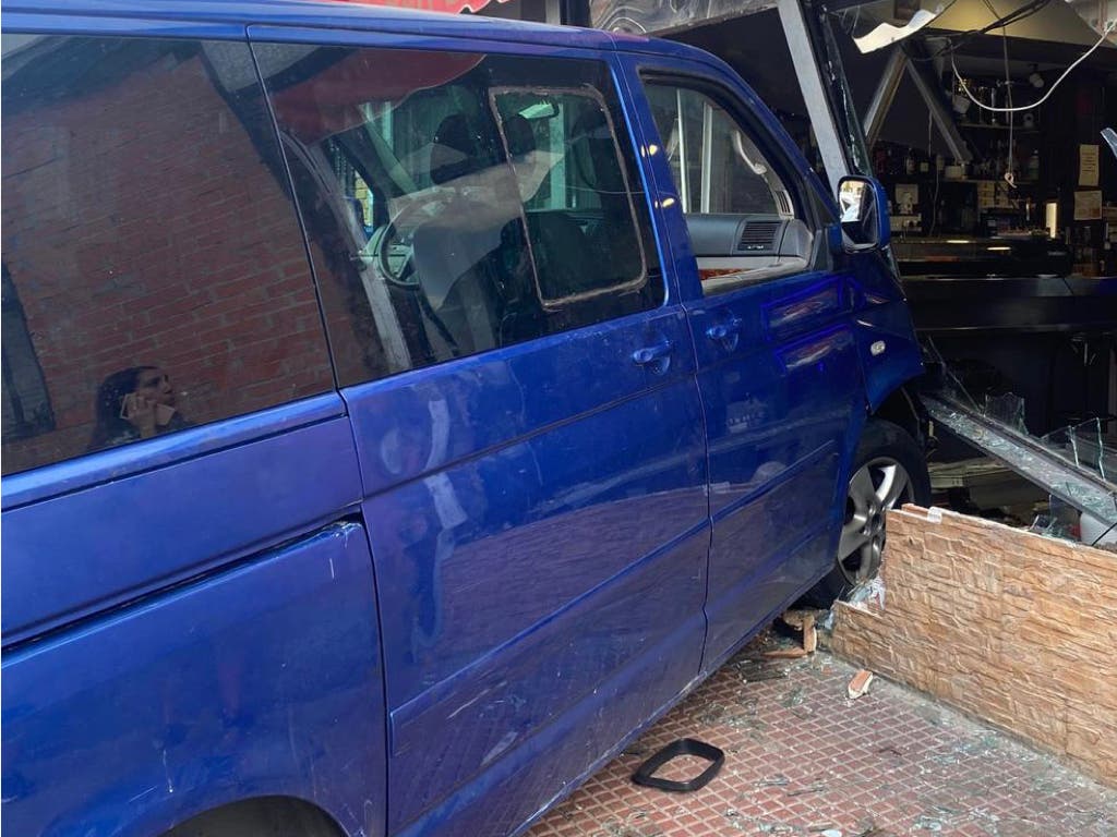 Una furgoneta se empotra contra la fachada de un bar en Alcalá de Henares