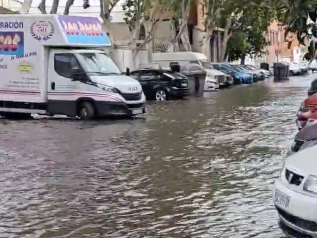 Alcalá de Henares: Calles inundadas y viviendas sin agua por la rotura de una tubería