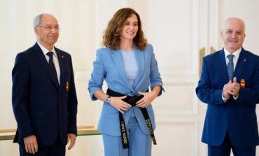 Ayuso recibe la Insignia de Oro de la Real Federación Española de Kárate