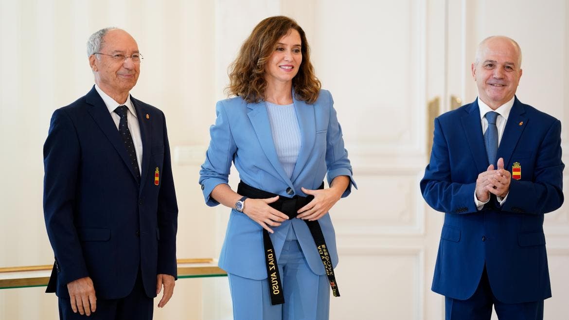 Ayuso recibe la Insignia de Oro de la Real Federación Española de Kárate