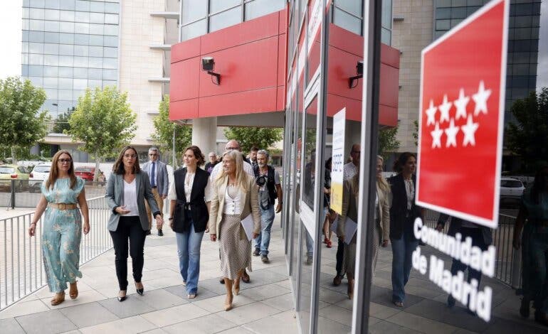 Ayuso anuncia en Rivas que la Comunidad de Madrid enviará ofertas de trabajo a través de WhatsApp