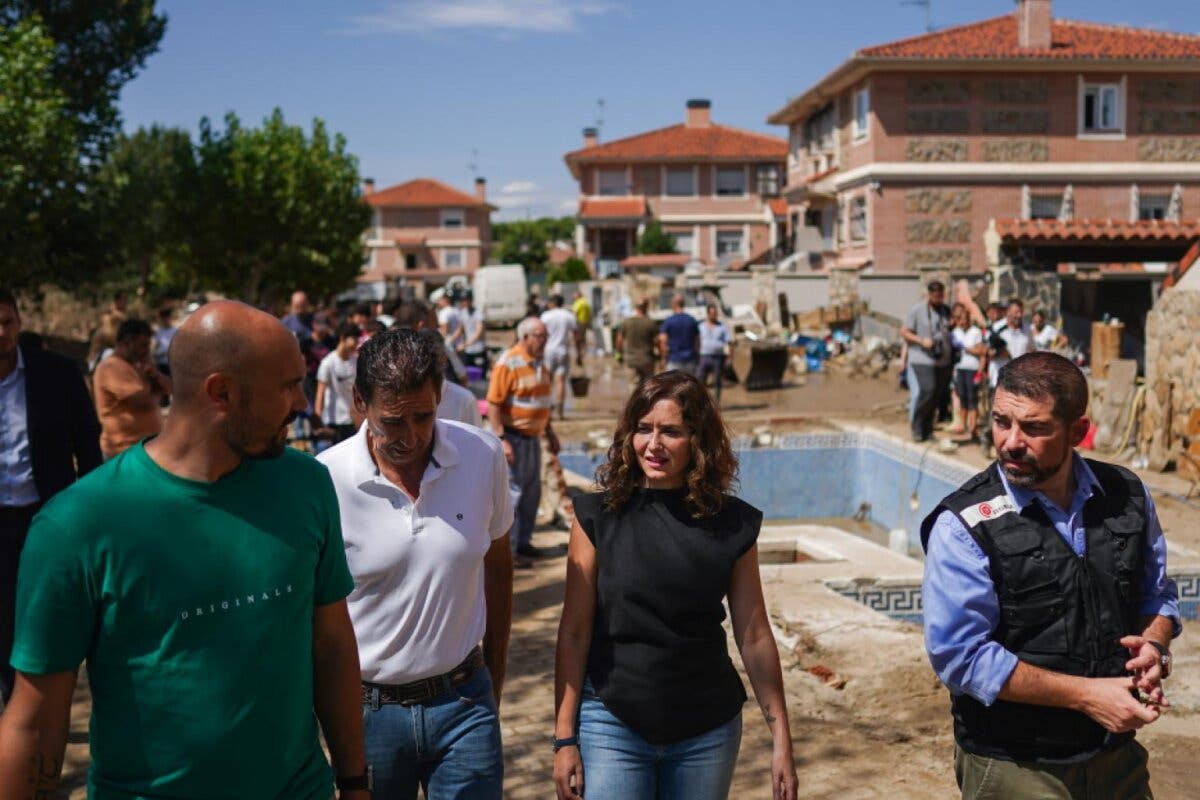 Ayuso supervisa las labores de recuperación de las zonas más afectadas por la DANA