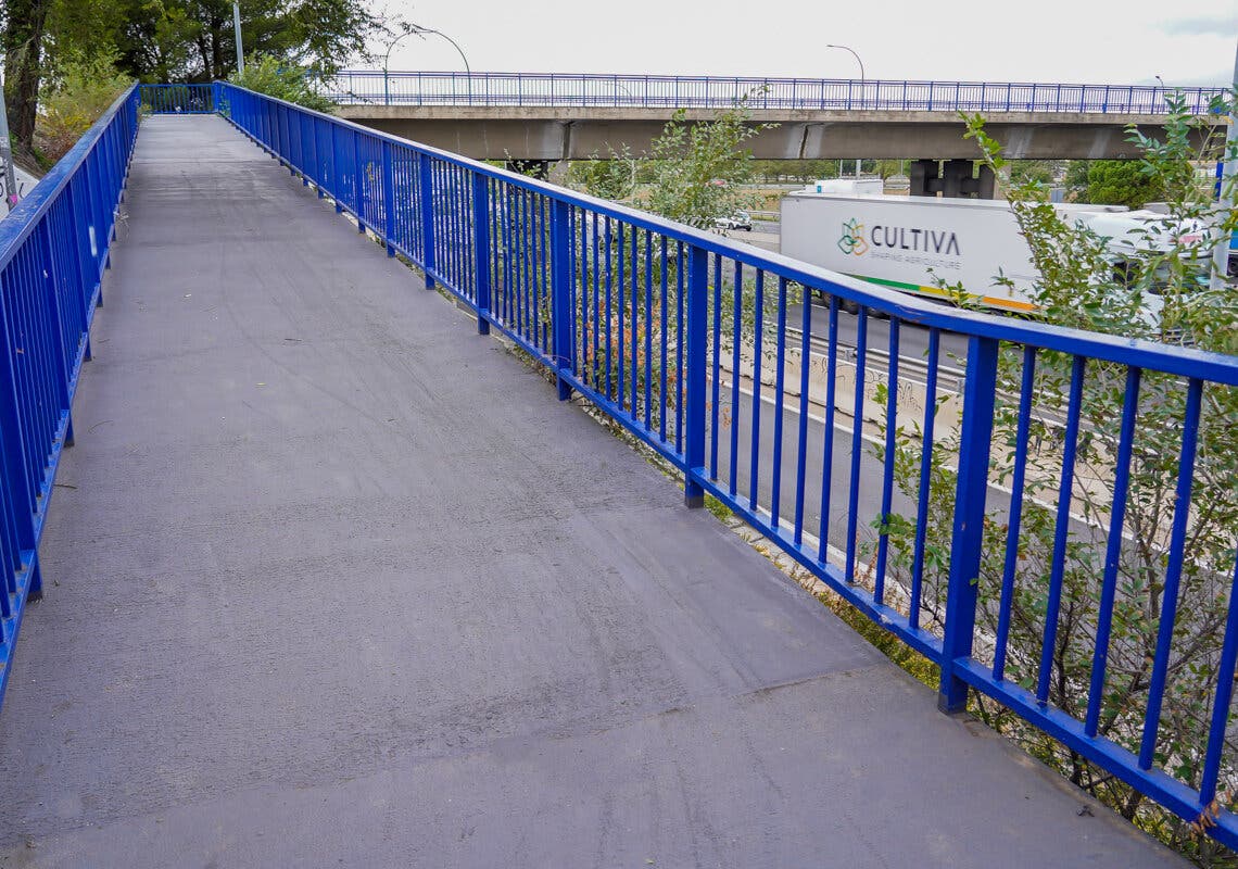 Reparada por fin la pasarela peatonal sobre la A-2 que une el casco urbano de Torrejón con Parque Corredor 