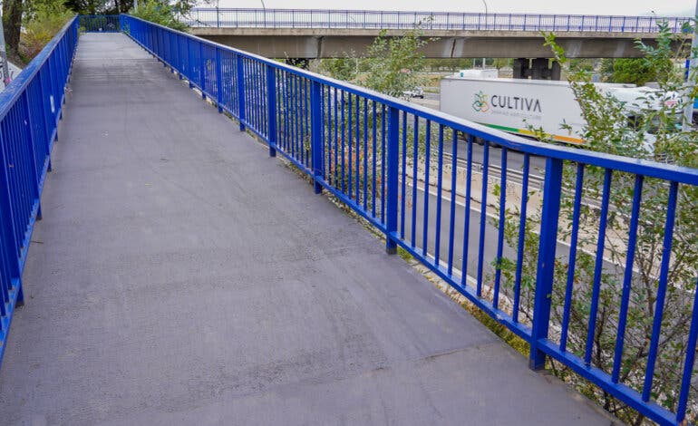 Reparada por fin la pasarela peatonal sobre la A-2 que une el casco urbano de Torrejón con Parque Corredor 