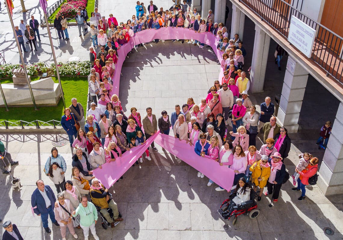Un gran lazo rosa humano en Torrejón de Ardoz contra el cáncer de mama