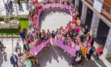 Un gran lazo rosa humano en Torrejón de Ardoz contra el cáncer de mama