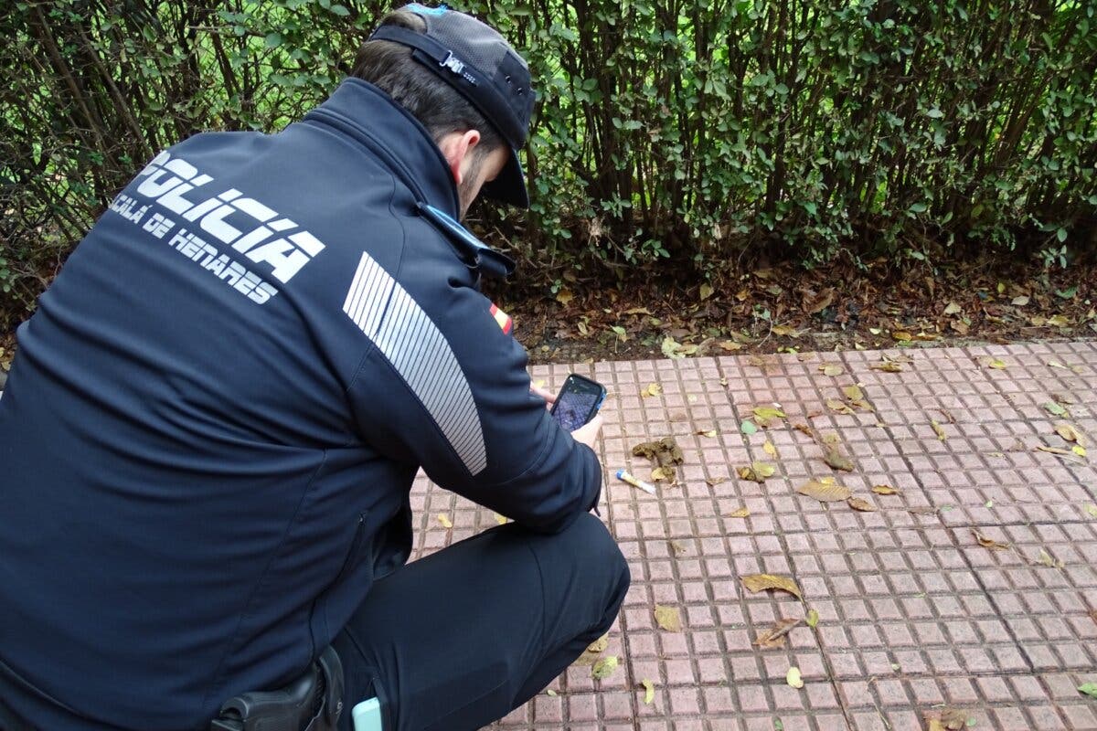 Alcalá de Henares comienza a tomar muestras de heces de perros abandonadas para multar a los dueños