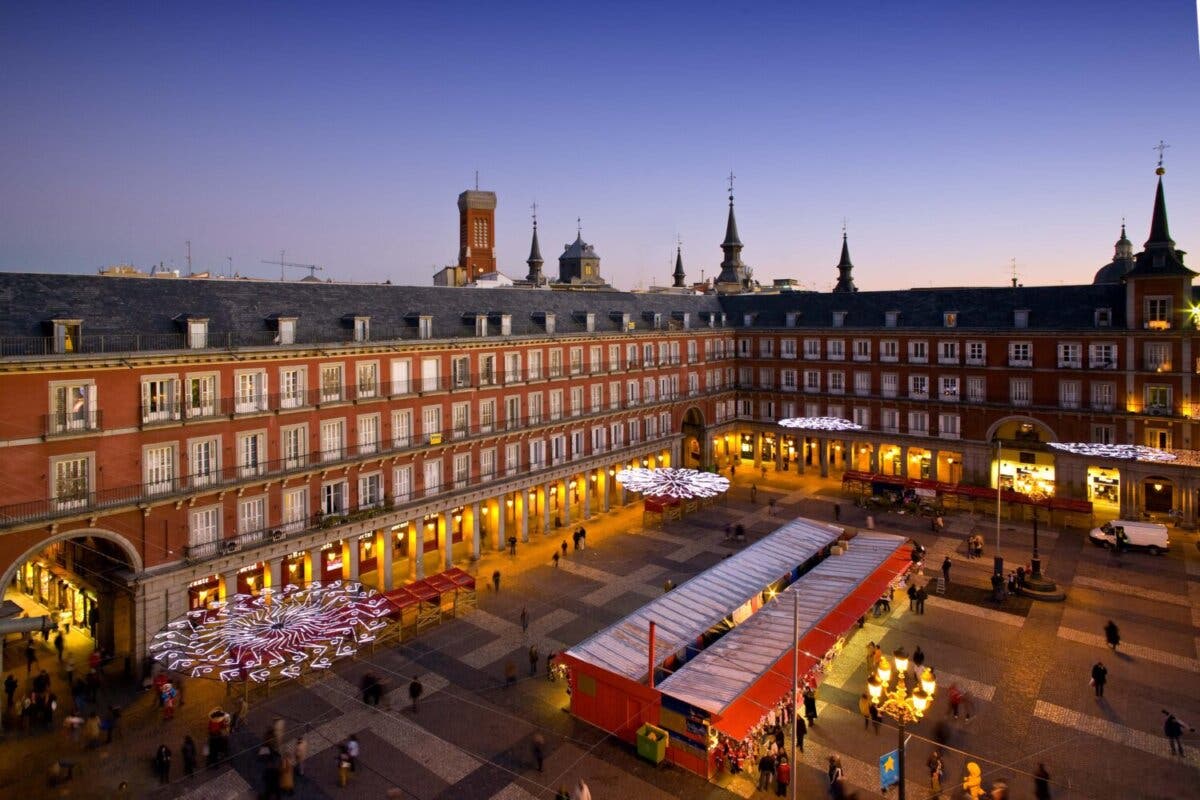 La Plaza Mayor de Madrid estrena árbol luminoso de Navidad diseñado por Roberto Verino