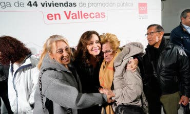 Ayuso entrega en Vallecas 44 nuevas viviendas de alquiler asequible a familias vulnerables