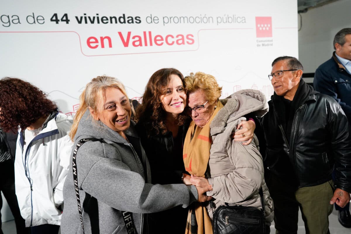 Ayuso entrega en Vallecas 44 nuevas viviendas de alquiler asequible a familias vulnerables