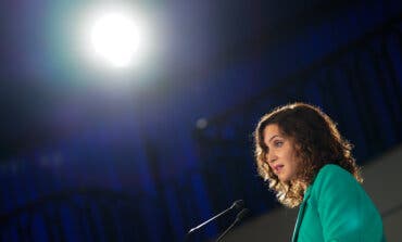 Ayuso critica que el Gobierno envíe inmigrantes a la Península «para quitárselos de encima»