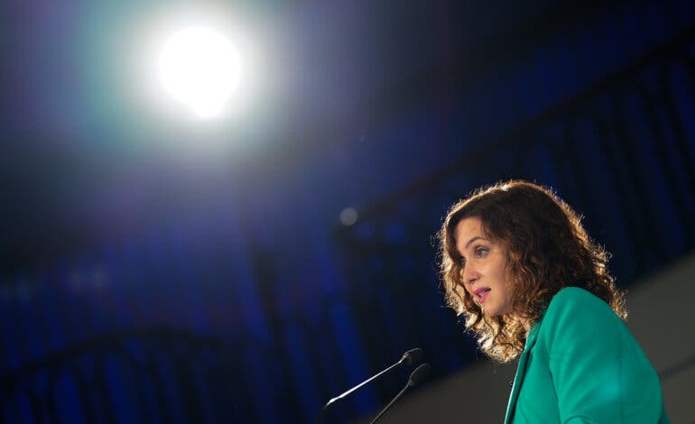 Ayuso critica que el Gobierno envíe inmigrantes a la Península «para quitárselos de encima»